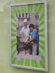907801 Afbeelding van een reclameaffiche in de etalage van ijssalon 'Il Mulino' (Adelaarstraat 4), met een afbeelding ...